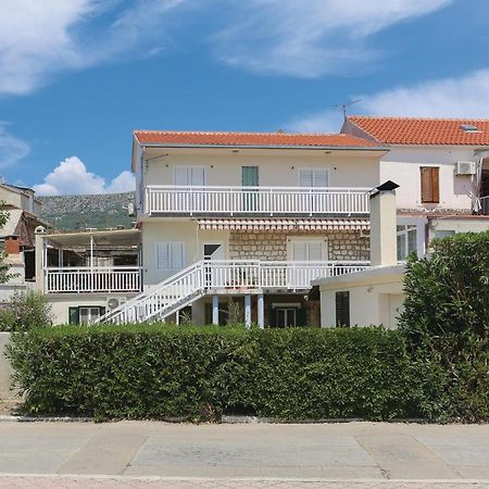 2 Bedroom Stunning Apartment In Kastel Kambelovac Каштела Экстерьер фото
