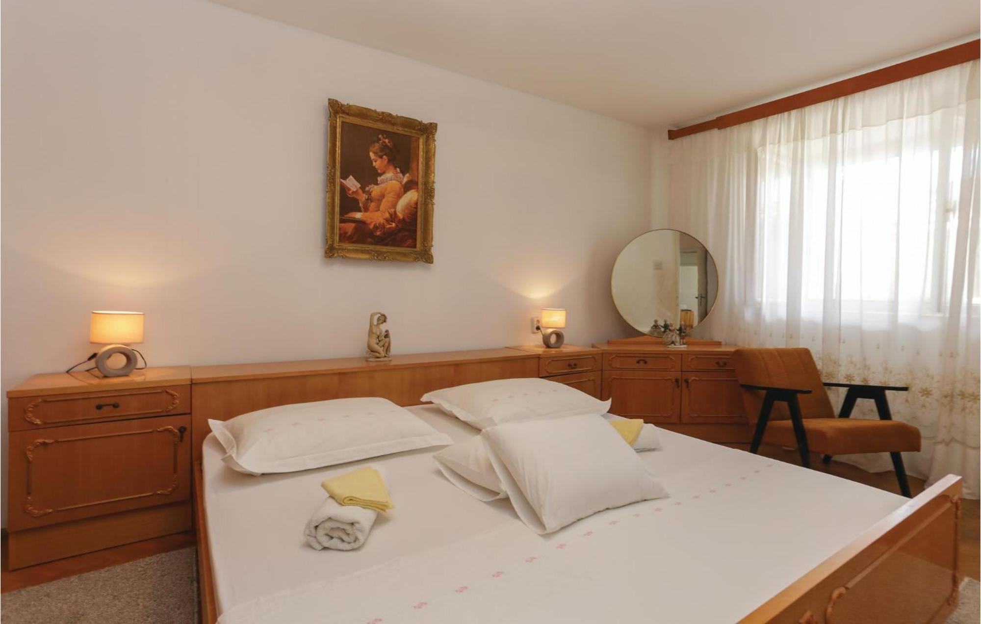 2 Bedroom Stunning Apartment In Kastel Kambelovac Каштела Экстерьер фото