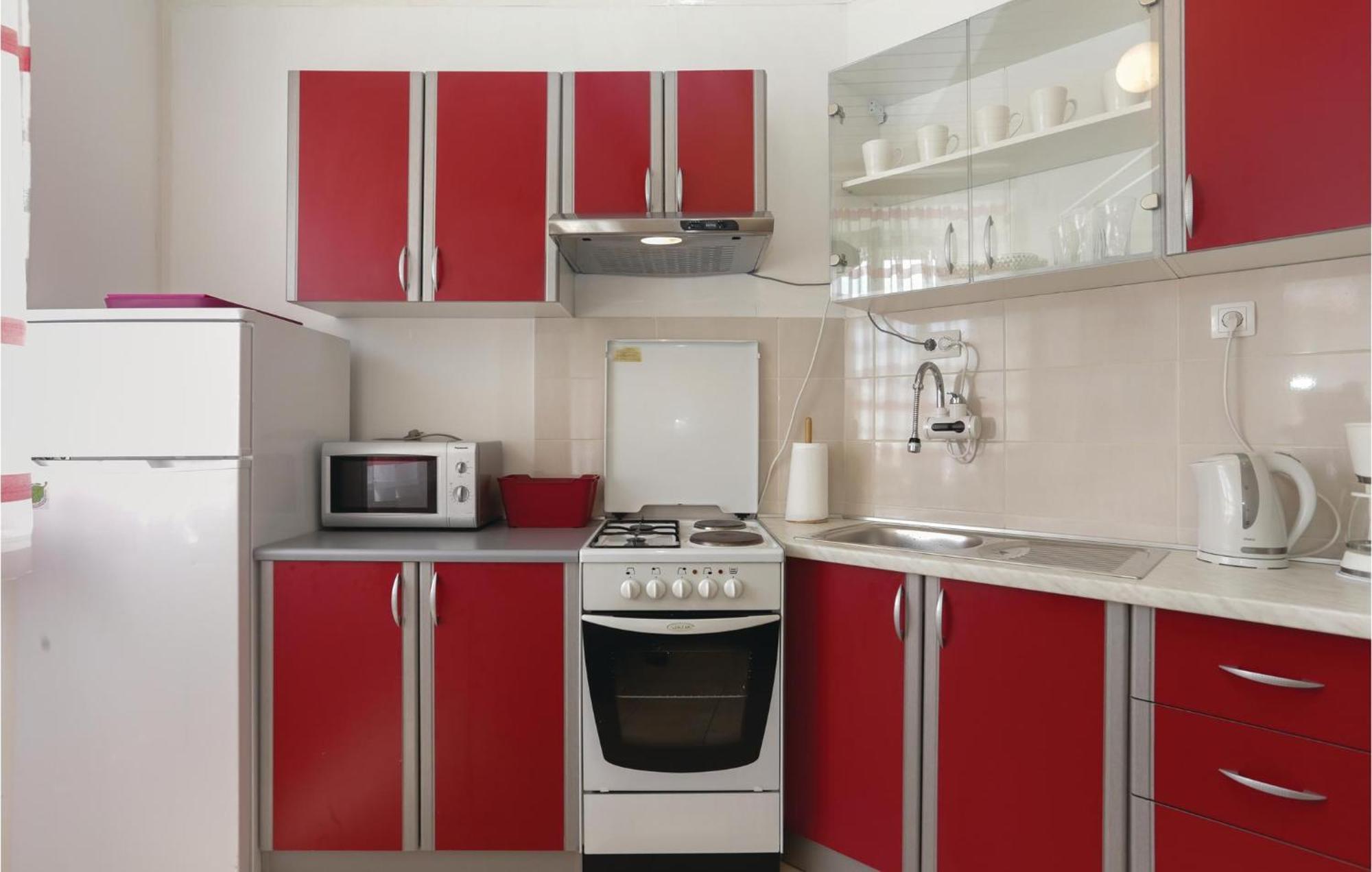 2 Bedroom Stunning Apartment In Kastel Kambelovac Каштела Экстерьер фото