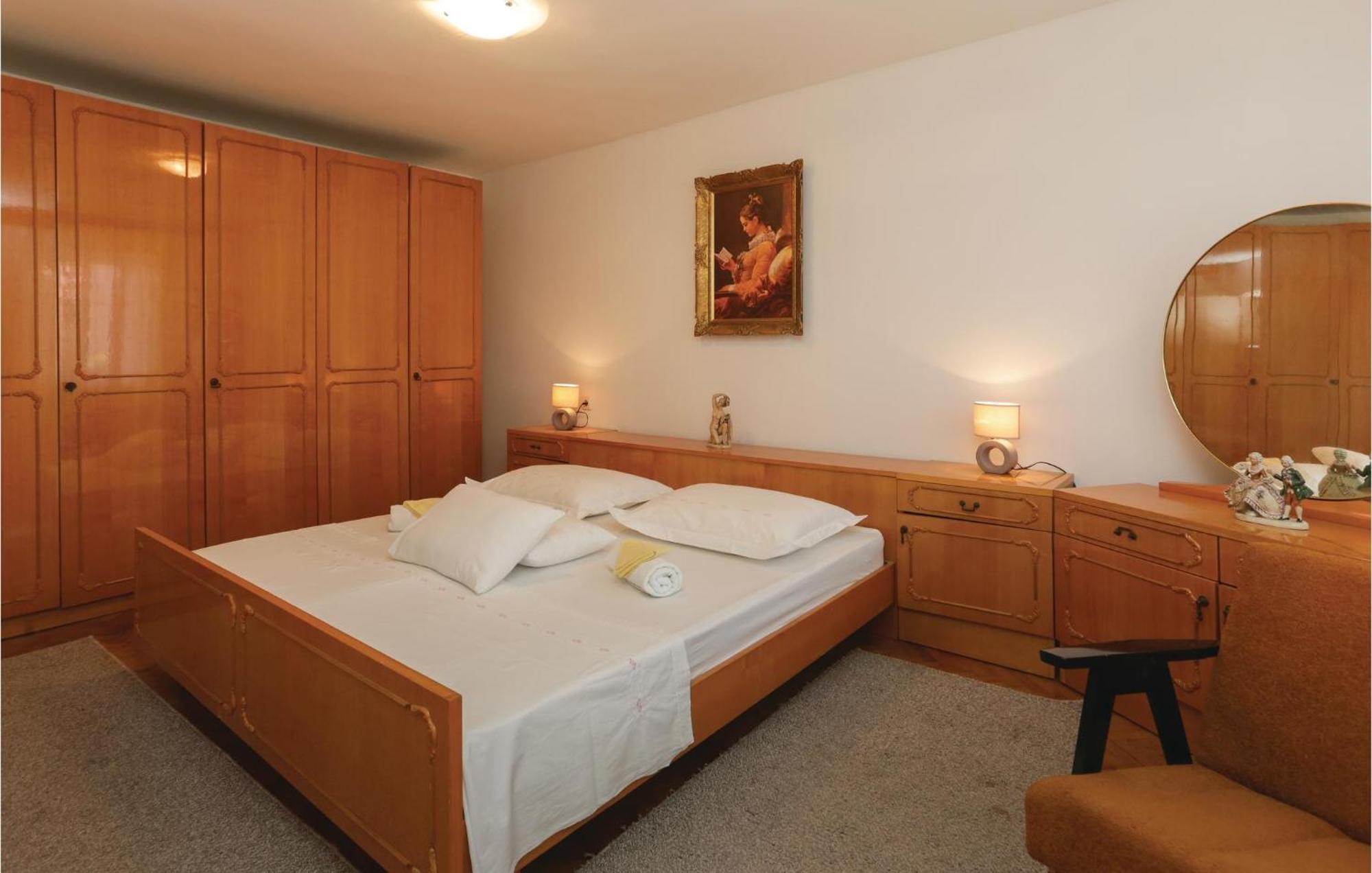 2 Bedroom Stunning Apartment In Kastel Kambelovac Каштела Экстерьер фото