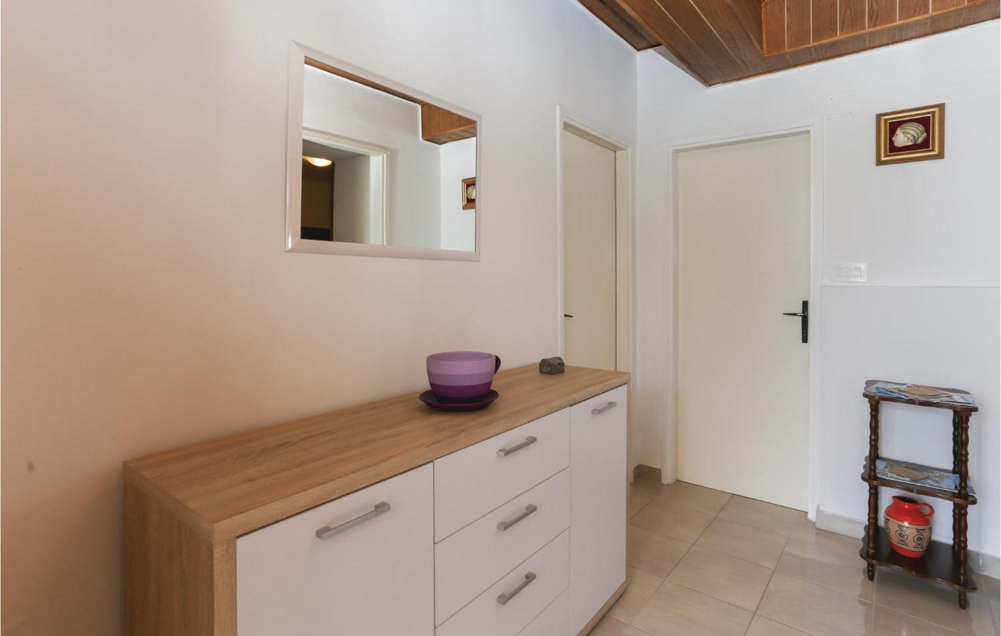 2 Bedroom Stunning Apartment In Kastel Kambelovac Каштела Экстерьер фото