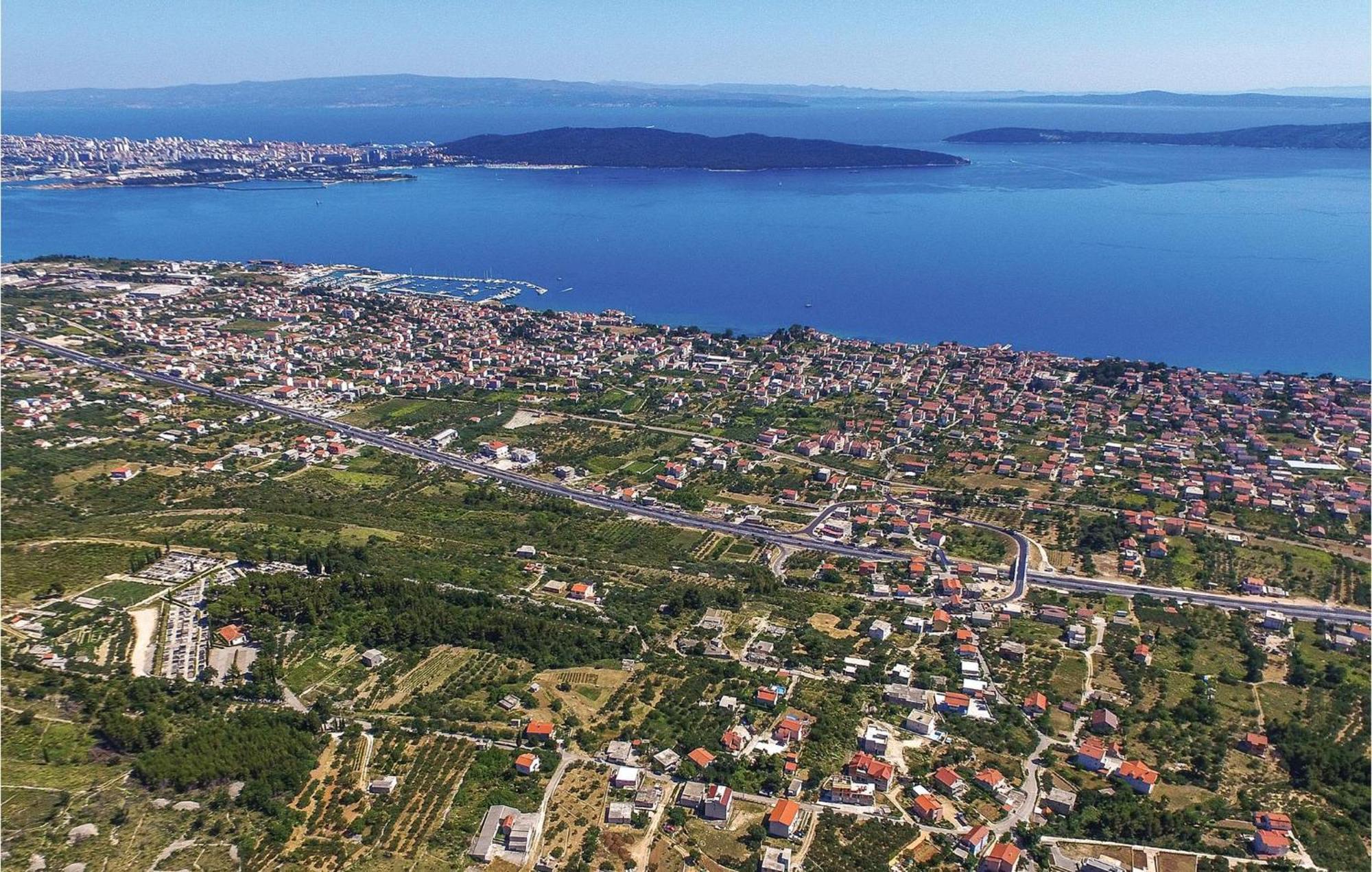 2 Bedroom Stunning Apartment In Kastel Kambelovac Каштела Экстерьер фото