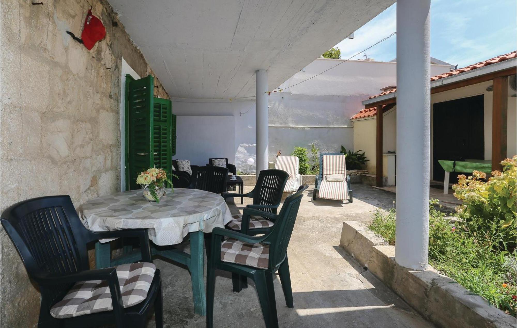 2 Bedroom Stunning Apartment In Kastel Kambelovac Каштела Экстерьер фото