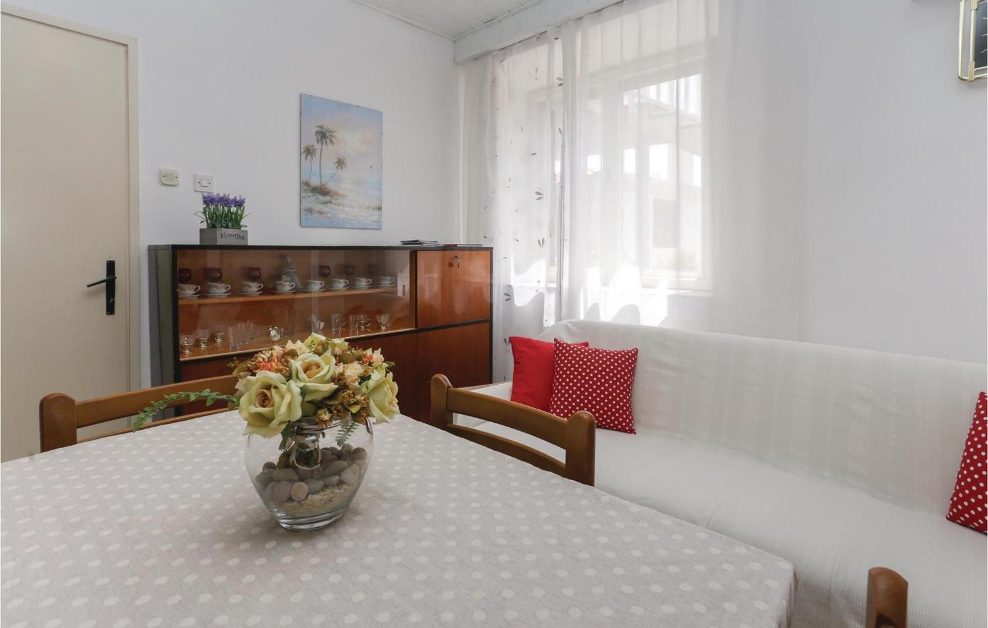 2 Bedroom Stunning Apartment In Kastel Kambelovac Каштела Экстерьер фото